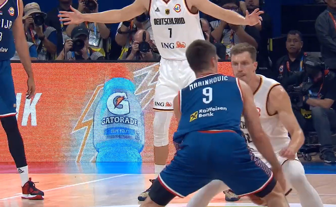 "MOŽE LI NEKO OVO DA MI OBJASNI?!" Čuveni košarkaš bijesan zbog suđenja u finalu Mundobasketa