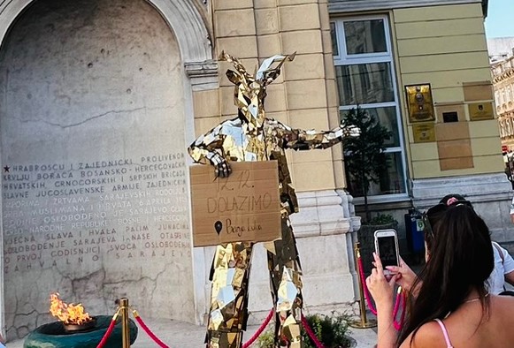 STIŽU I U BANJALUKU Misteriozni robot na štulama šetao gradovima Balkana - Šta će se desiti 12.12?