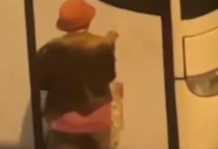 ISPLIVAO SKANDALOZAN VIDEO "Baba vandal“ izgrebala autobus
