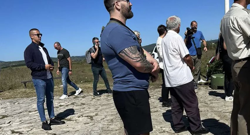 SRAMAN ČIN NA MJESTU STRADANJA Fikro Boss snimao lajv i ismijavao srpske žrtve, Bošnjaci pozivaju na ubistvo Dodika (VIDEO)