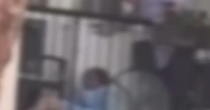UZNEMIRUJUĆI SNIMAK IZ VALJEVA Žena leži na podu terase, muž je udara i psuje