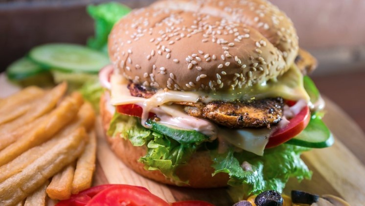 Danas ne brojimo kalorije: Uživajmo u pilećem burgeru!