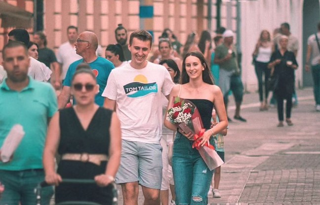BANJALUKA U ZNAKU LJUBAVI Reporter na ulicama grada na Vrbasu zabilježio romantične momente! Jedan par će vas posebno oduševiti (FOTO)