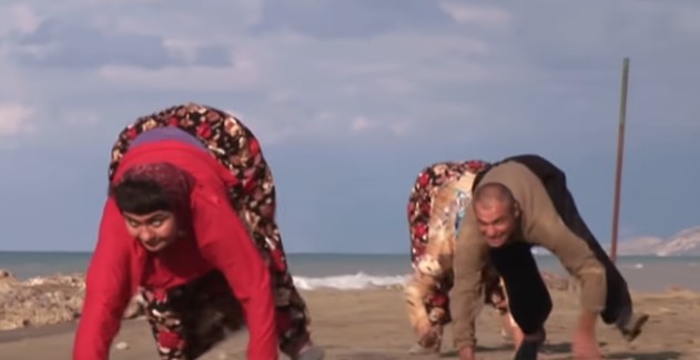 NAUČNICI U ŠOKU Porodica hoda na sve četiri (VIDEO)