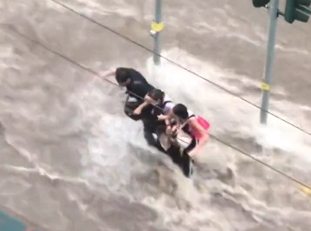 POTOP U ATINI Oluja razara Grčku, ulice kao rijeke, zatvoreni dijelovi puteva (VIDEO)