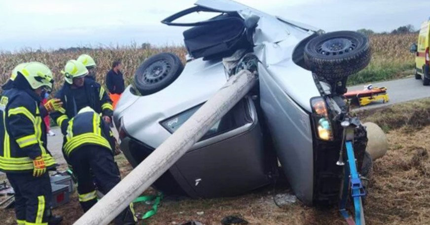 ČUDOM PREŽIVIO Sletio s ceste, omotao se oko stuba i prepolovio ga (FOTO)