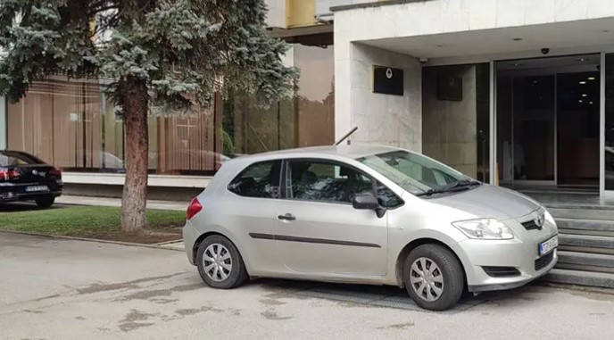 U ZNAK PROTESTA Vukanović parkirao automobil na ulazu u Narodnu skupštinu