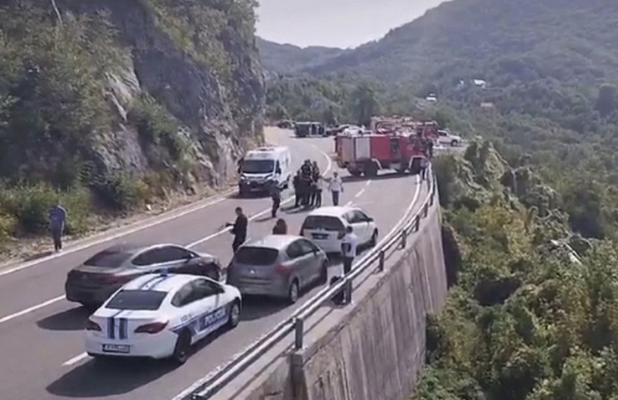 Sedam osoba iz autobusa koji je sletio kod Cetinja životno ugroženo