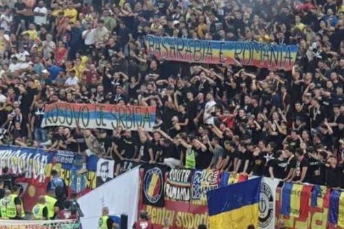 Stadionom odjekivalo "Srbija, Srbija": Fudbaleri tzv. Kosova povukli se sa terena zbog transparenta i skandiranja (VIDEO)