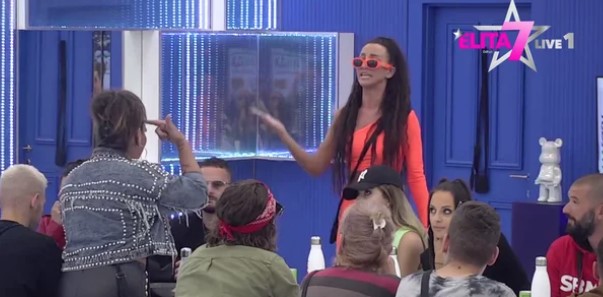"OPERI MAJICU, FLEKAVA SI!" Irina optužila Poršelinu da smrdi, Lazićeva promijenila sve boje, pa žestoko odbrusila: Smršaj! (VIDEO)