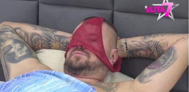 TOTALNI HIT! Janjuš navukao donji veš na glavu i zalegao, Mensur ne može da dođe sebi od smijeha! (VIDEO)
