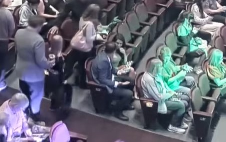 Političarka izbačena iz pozorišta zbog se*sualnog skandala (VIDEO)