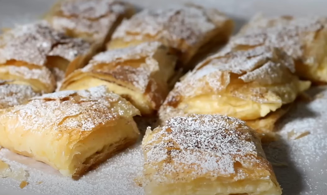 SLATKA PITA SA FILOM OD GRIZA Grčki specijalitet sa krckavim korama i neodoljivim nadjevom