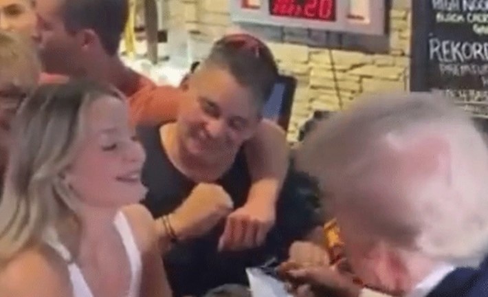 VIDEO OBIŠAO SVIJET Tramp dijelio besplatne pizze, a onda je zapeo za atraktivnu plavušu