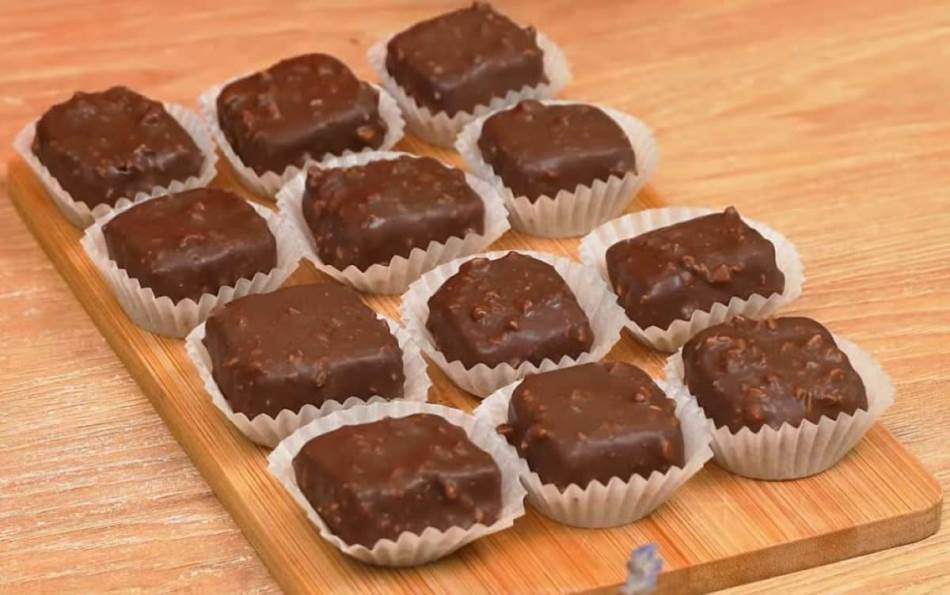 ČOKOLADNE KOCKE SA LJEŠNICIMA I KOKOSOM Sitni kolači bez šećera, mlijeka, brašna i jaja - idealni za svečanu trpezu