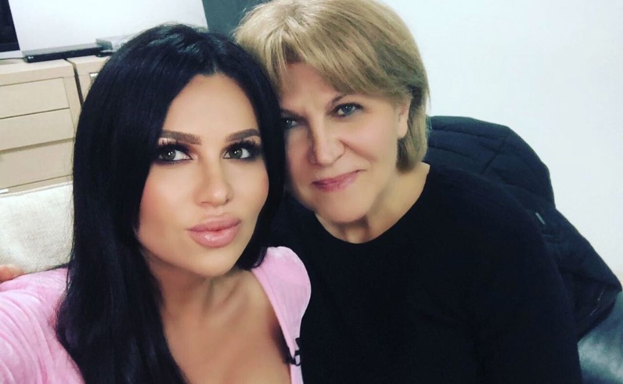KOJA IZGLEDA BOLJE? Majka Stanije Dobrojević se skinula u bikini, ima izvajano tijelo  (FOTO)
