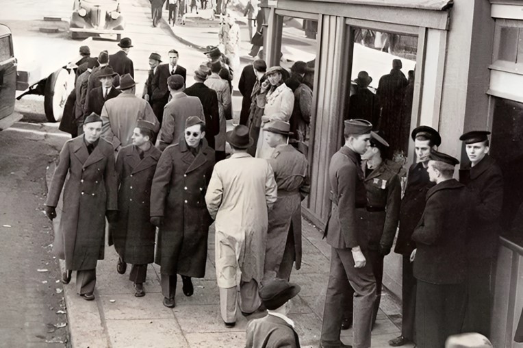 FOTOGRAFIJA IZ 1943. ZBUNILA LJUDE "On stoji sam. Pogledajte šta drži u ruci"