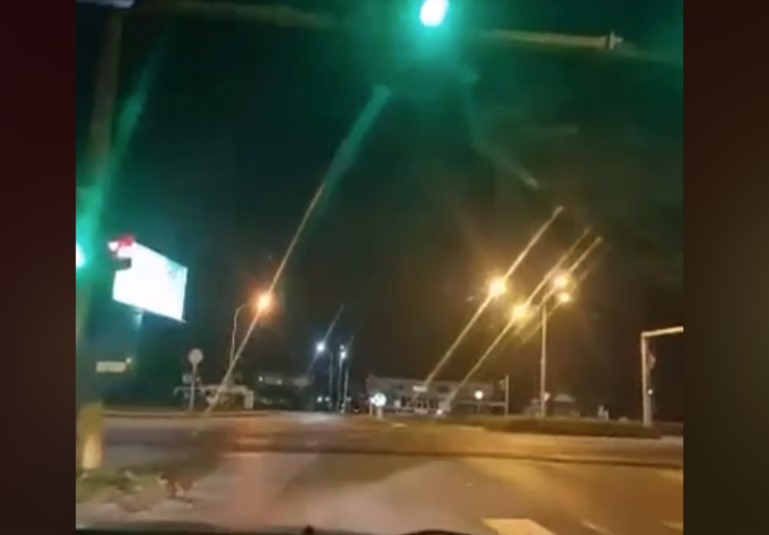 LEDI KRV U ŽILAMA! Bahati vozač u Banjaluci projurio kroz crveno brzinom svjetlosti (VIDEO)