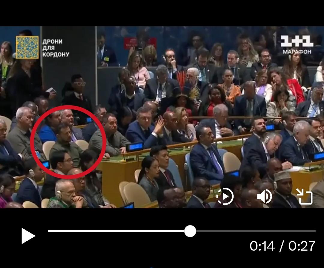 ZELENSKI ZA GOVORNICOM I NA SJEDIŠTU U SALI ISTOVREMENO Veliki gaf televizije: Kako je moguće da sluša sam sebe? (VIDEO)