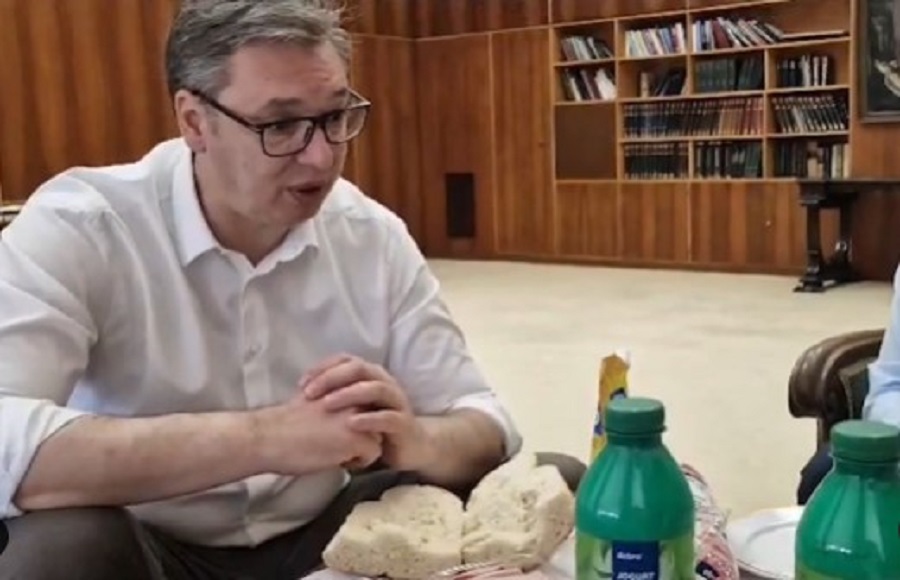 PREDSJEDNIK DORUČKOVAO ZIDARSKI SENDVIČ Uradio šta je obećao: Vučić, Mali i Momirović kupili parizer i jogurt, najavljena nova pojeftinjenja (VIDEO)