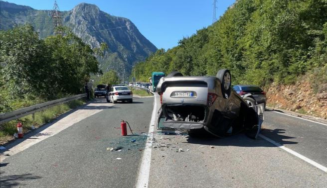 JEZIVE FOTOGRAFIJE! U teškoj saobraćajnoj nesreći povrijeđene 4 osobe prilikom prevrtanja automobila