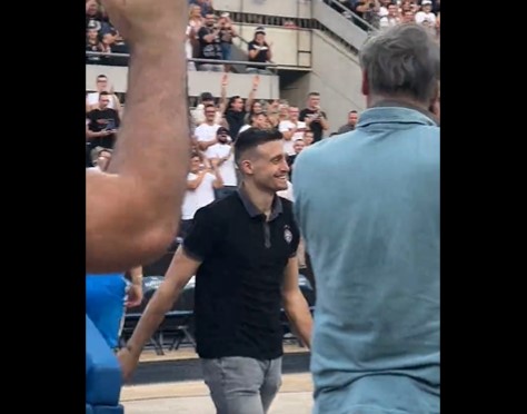 OVACIJE NA TAŠU Pogledajte kako su grobari dočekali Aleksu Avramovića (VIDEO)