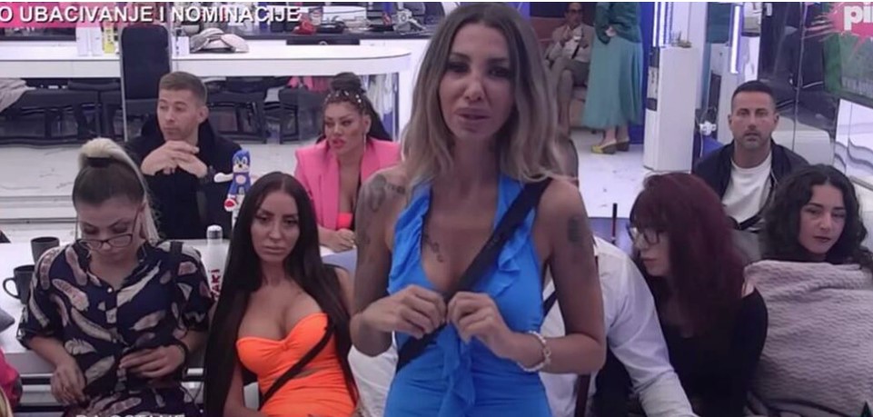 ISPLIVALA FOTKA ANELI AHMIĆ IZ PROŠLOSTI Učesnica Elite u šok izdanju sa nepoznatim muškarcem, ne liči na sebe!
