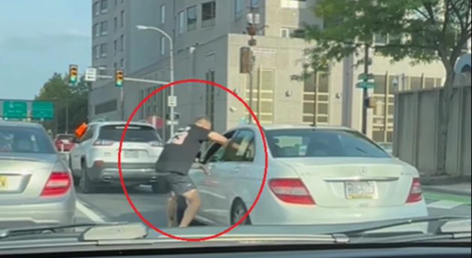 TOKOM KRAĐE JE I UPUCAN MMA borcu usred bijela dana ukraden automobil (VIDEO)