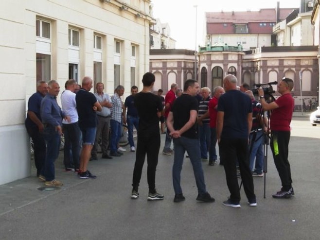 Protest farmera u Bijeljini: Zbog ukopavanja eutanaziranih svinja strah od širenja zaraze