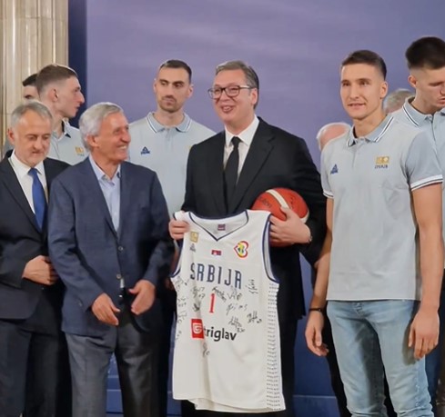 SAMO MI ZNAMO KROZ ŠTA SMO PROŠLI Bogdanović poklonio Vučiću loptu (VIDEO)