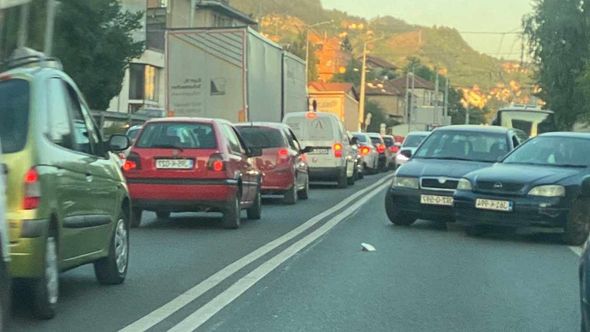 Saobraćajna nesreća u Sarajevu: Stvaraju se velike gužve (FOTO)