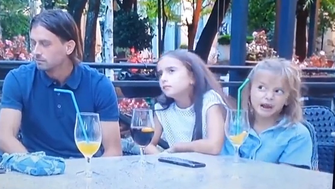 NEĆETE SE MOĆI PRESTATI SMIJATI Djevojčica se glupirala pred kamerom dok roditelji vode razgovor (VIDEO)