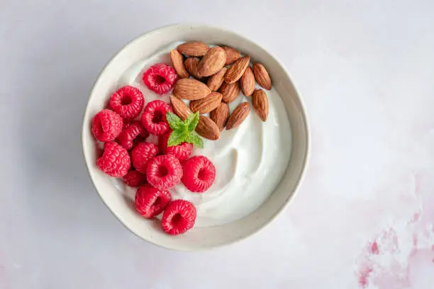 DOBAR IZVOR PROTEINA Evo zašto bi grčki jogurt trebalo da jedemo svakog dana i koje sve koristi imamo od njega