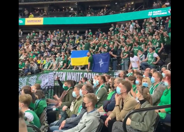 KO GUBI, IMA PRAVO DA SE LJUTI ALI OVO JE JADNO Isfrustrirani navijači Litvanije nakon teškog debakla skandirali: Fu*ck you, Serbia pa razvili zastavu NATO Pakta i Ukrajine (VIDEO)