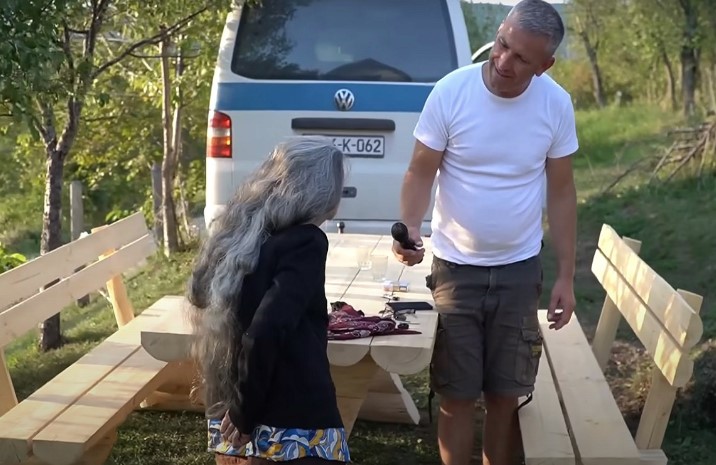 BAKA MARA NIKAD NIJE BILA KOD FRIZERA Starica (85) skinula maramu i pokazala dugu kosu (VIDEO)