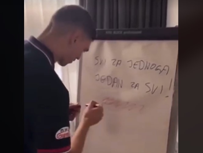 SVI ZA JEDNOG, JEDAN ZA SVI Odbojkaši "ukrali" Pešićevu magičnu formulu pa nasmijali sve, Podraščanin ga "skinuo u originalu" (VIDEO)