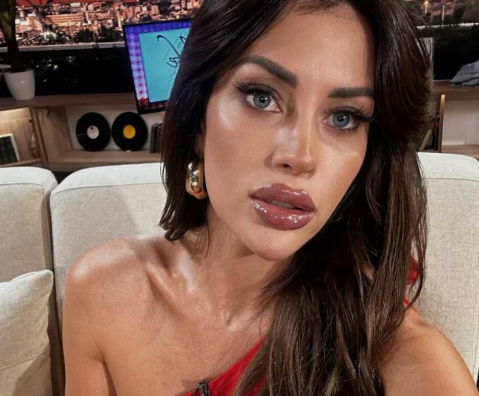 (FOTO) ŽENA OGNJENA AMIDŽIĆA NA METI HEJTERA Svi komentarišu da li je "prirodna", a ona im odgovorila samo jednom fotografijom