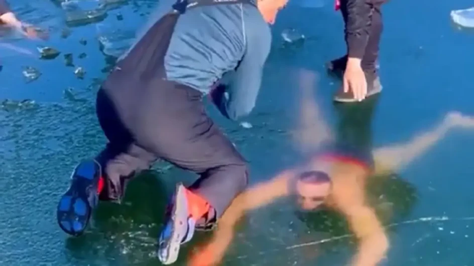 Noćna mora na kameri: Plivač zaglavio pod ledom, jedva se izvukao (VIDEO)