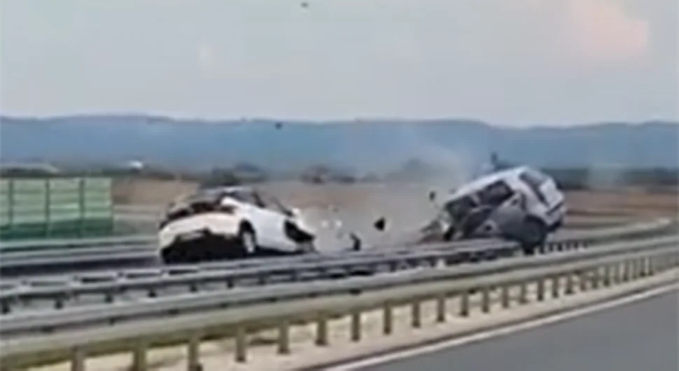 (UZNEMIRUJUĆI VIDEO) Detalji stravičnog sudara na auto-putu: Ušao u kontra smjer pa izazvao tragediju