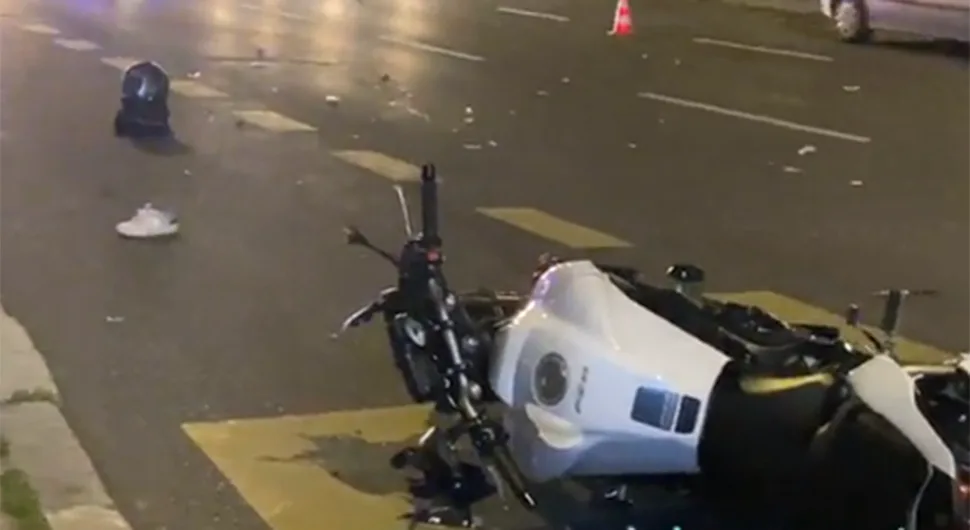 DVIJE OSOBE POVRIJEĐENE Užasni prizori sa mjesta nezgode u Sarajevu: Obuća ostala na ulici (VIDEO)
