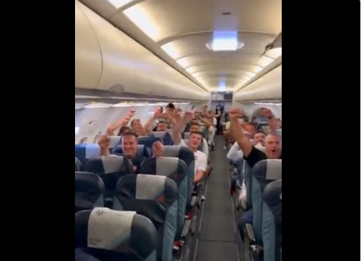LUDA ŽURKA FUDBALERA U AVIONU Odzvanjala pjesma zbog Đokovićeve titule u Njujorku (VIDEO)