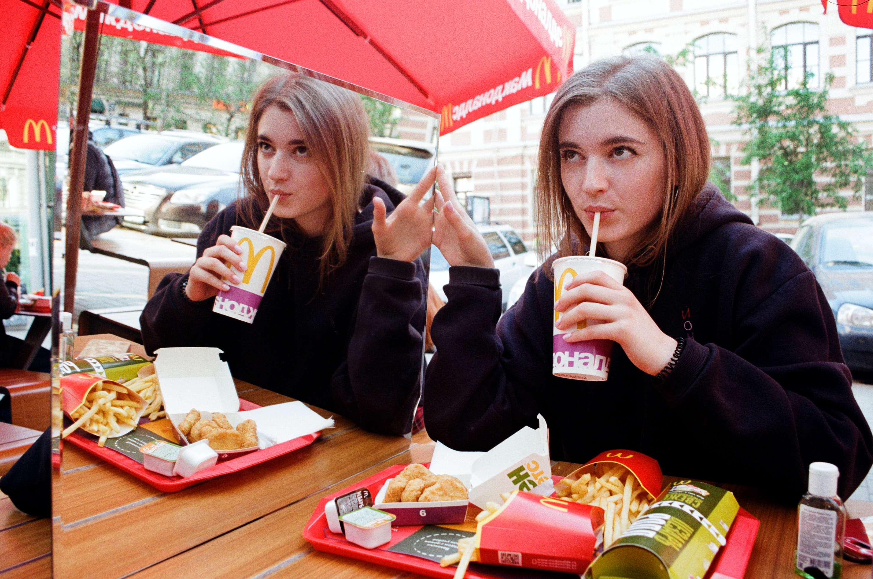 DA LI SU LJUDI SVJESNI ŠTA ZAPRAVO JEDU Radnica McDonald'sa otkrila šta se dešava u kuhinji čuvenog lanca restorana (VIDEO)