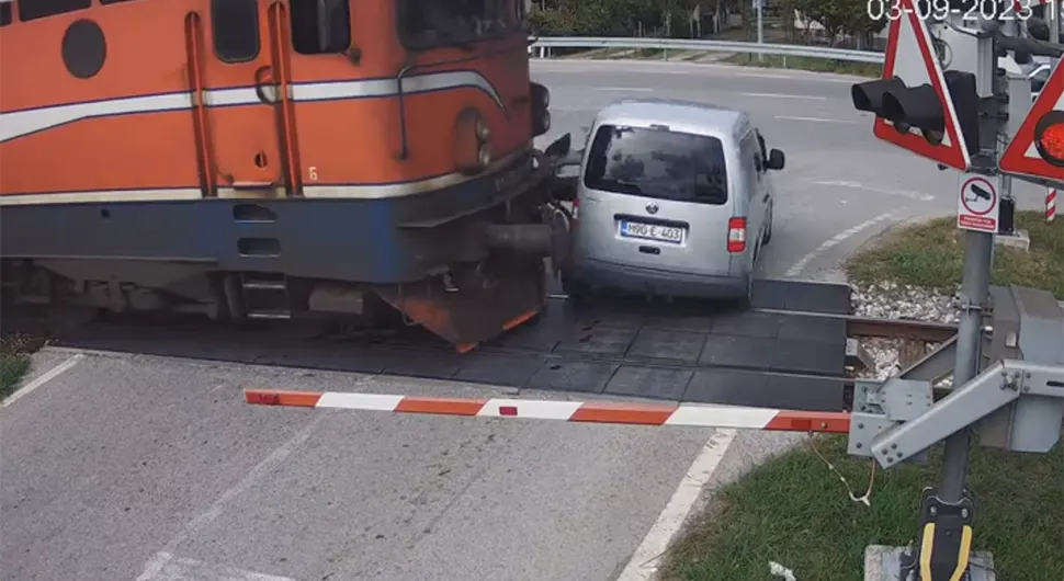 ZAMALO KATASTROFA Na pružnom prelazu u Prijedoru zaglavila na šinama, voz udario auto (VIDEO)
