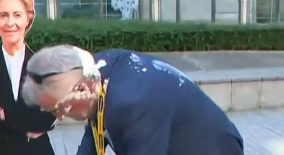 IMAO SAMO JEDNU PRIMJEDBU Direktor Rajanera dobio pitu u lice od ekoloških aktivista! (VIDEO)