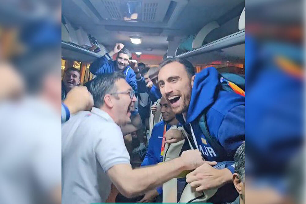 LUDNICA U AUTOBUSU "ORLOVA"  Čuvenu pjesmu posvetili Kariju - svi do jednoga uglas pjevali (VIDEO)