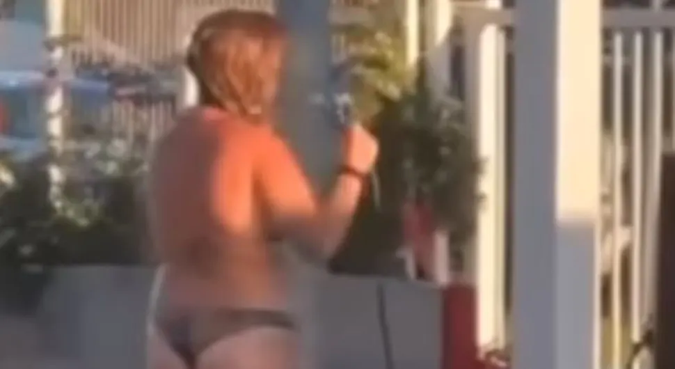 "BOME, SNAŠLA SE..." Žena se skinula na pumpi u Hrvatskoj, pa istuširala (VIDEO)