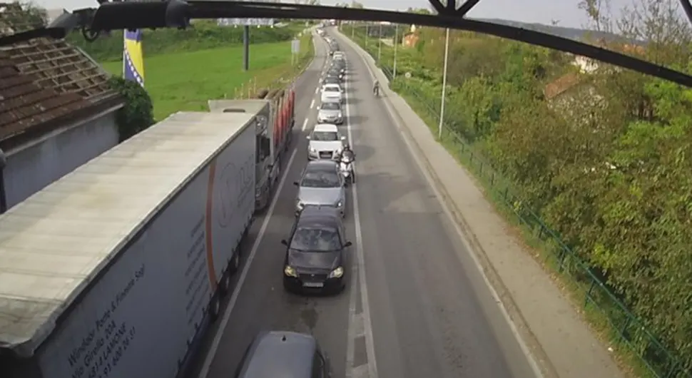 Duge kolone na graničnim prelazima Gradina, Gradiška, Brod i Velika Kladuša