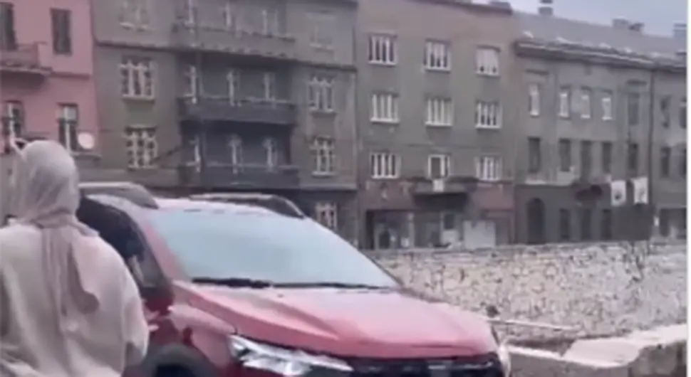 SAMO U BiH Vozač prešao preko pješačkog mosta u centru Sarajeva (VIDEO)