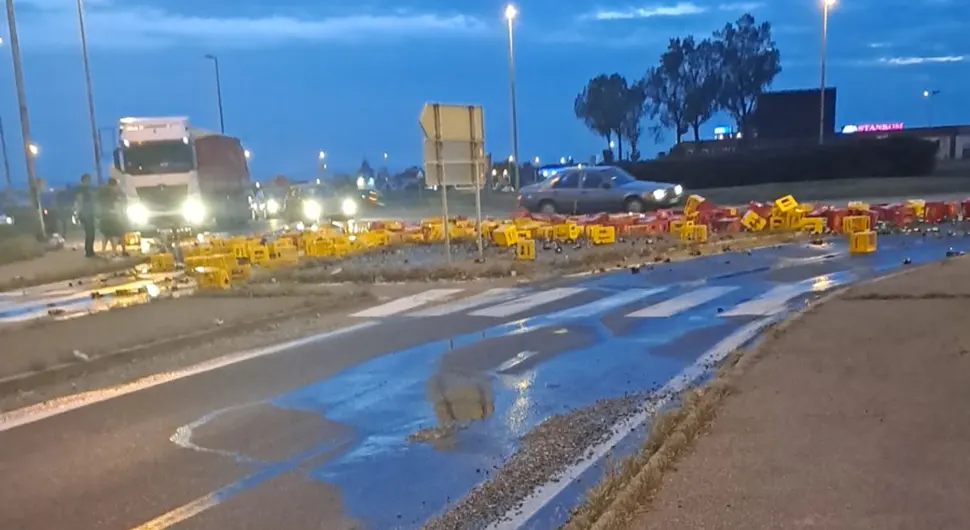 Pivo teče bijeljinskim ulicama: Saobraćajna nezgoda stvorila velike gužve