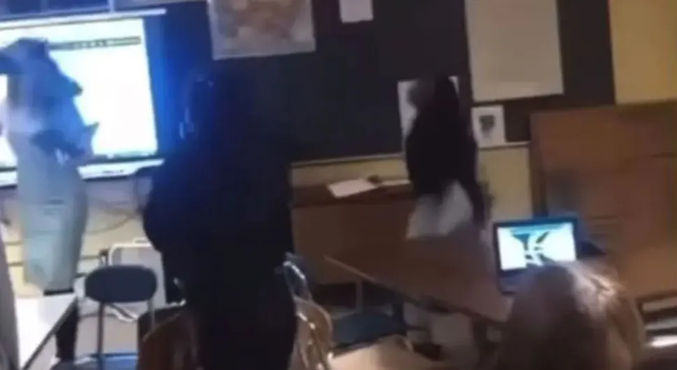 (UZNEMIRUJUĆI VIDEO) Učenica pogodila nastavnicu metalnom stolicom u glavu